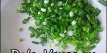 пицца с салями, колбасой, помидорами, моцареллой, твердым сыром, охотничьими колбасками и зеленью