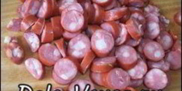 пицца с салями, колбасой, помидорами, моцареллой, твердым сыром, охотничьими колбасками и зеленью