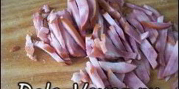 пицца с салями, колбасой, помидорами, моцареллой, твердым сыром, охотничьими колбасками и зеленью