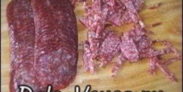 пицца с салями, колбасой, помидорами, моцареллой, твердым сыром, охотничьими колбасками и зеленью