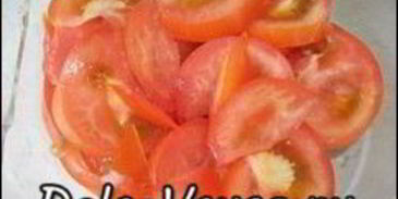 пицца с салями, колбасой, помидорами, моцареллой, твердым сыром, охотничьими колбасками и зеленью