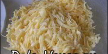 пицца с салями, колбасой, помидорами, моцареллой, твердым сыром, охотничьими колбасками и зеленью