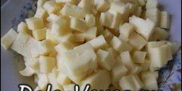 пицца с салями, колбасой, помидорами, моцареллой, твердым сыром, охотничьими колбасками и зеленью