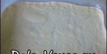 пицца с салями, колбасой, помидорами, моцареллой, твердым сыром, охотничьими колбасками и зеленью