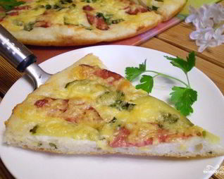 Пицца с солеными огурцами