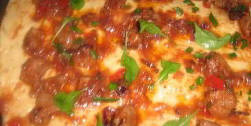 пицца с телятиной в пикантном соусе