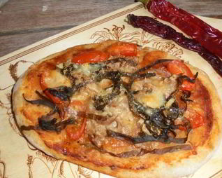 Пицца с тунцом , с морской капустой и пармезаном