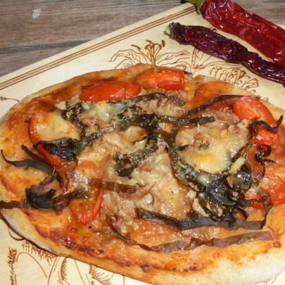 Пицца с тунцом , с морской капустой и пармезаном