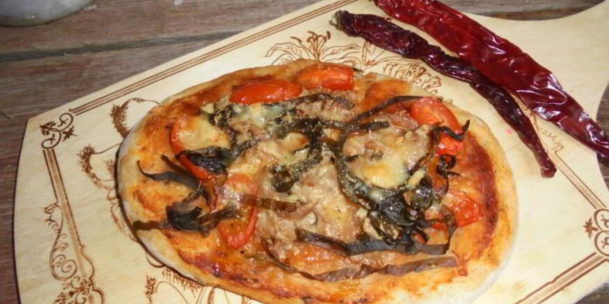 Рецепт пиццы с тунцом , с морской капустой и пармезаном