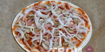 пицца с ветчиной и грибами