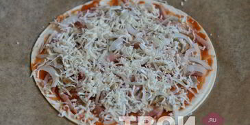 пицца с ветчиной и грибами