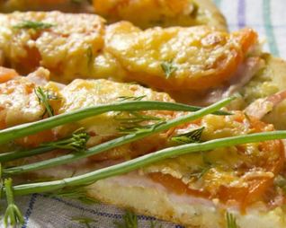 Пицца с ветчиной и зеленым луком