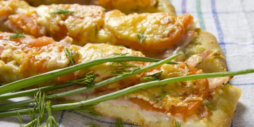 Рецепт пиццы с ветчиной и зеленым луком