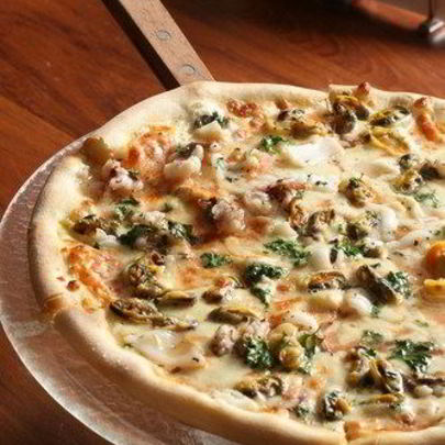 Пицца с ветчиной, моллюсками и анчоусами