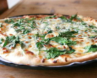 Пицца со шпинатом и сыром
