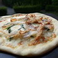 Рецепт Пиццы со спаржей, сыром таледжо и спеком