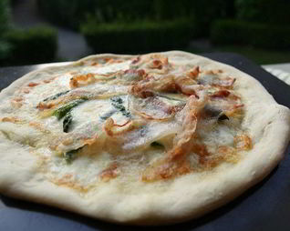 Пицца со спаржей, сыром таледжо и спеком