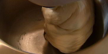 пицца со спаржей, сыром таледжо и спеком