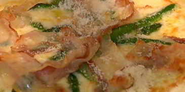 пицца со спаржей, сыром таледжо и спеком