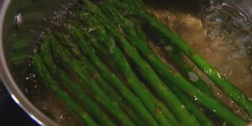 пицца со спаржей, сыром таледжо и спеком