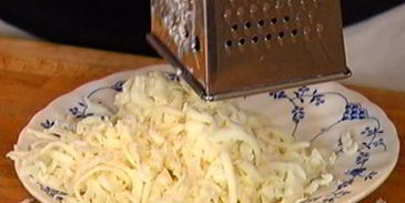 пицца со спаржей, сыром таледжо и спеком