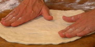 пицца со спаржей, сыром таледжо и спеком