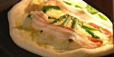 пицца со спаржей, сыром таледжо и спеком