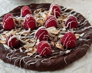 Шоколадная пицца с миндалем и малиной