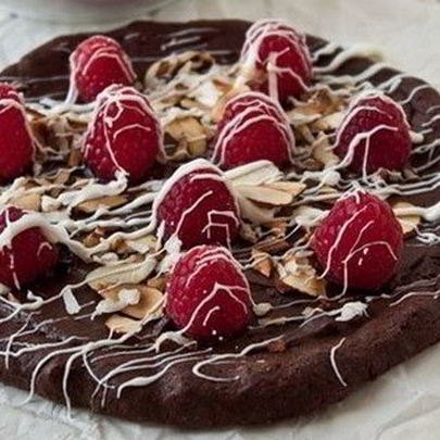 Шоколадная пицца с миндалем и малиной