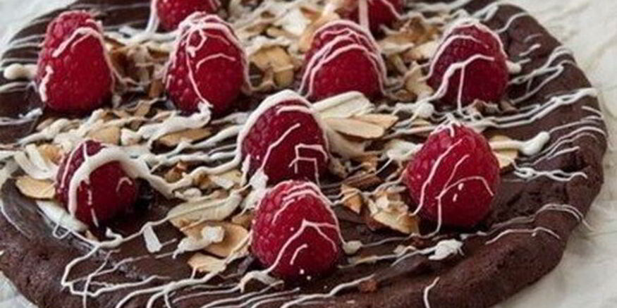 Рецепт шоколадной пиццы с миндалем и малиной