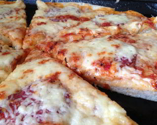 Воздушная пицца с салями и двумя видами сыра