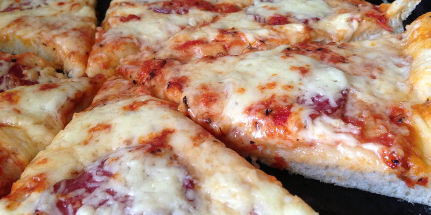 Рецепт воздушной пиццы с салями и двумя видами сыра