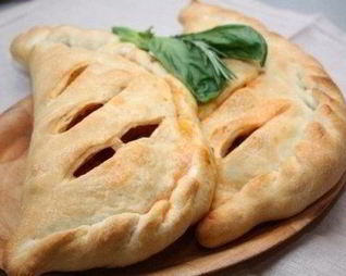 Закрытая пицца кальцоне с овощами и базиликом