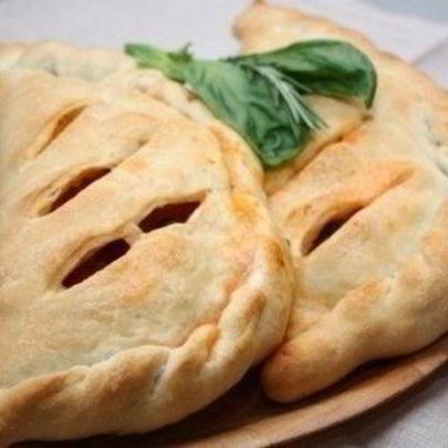 Закрытая пицца кальцоне с овощами и базиликом