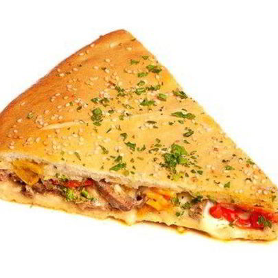 Закрытая пицца с сельдью, томатами и базиликом