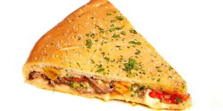 Рецепт закрытой пиццы с сельдью, томатами и базиликом