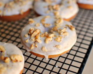 Банановые пончики с грецкими орехами