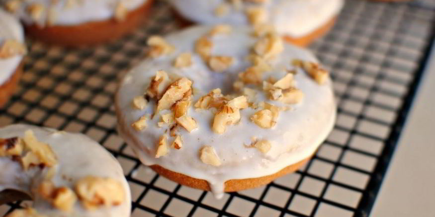 Рецепт банановых пончиков с грецкими орехами