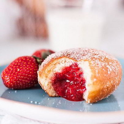 Пончики с клубникой дома