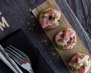 Пончики с тунцом, айоли из птицы и брусникой