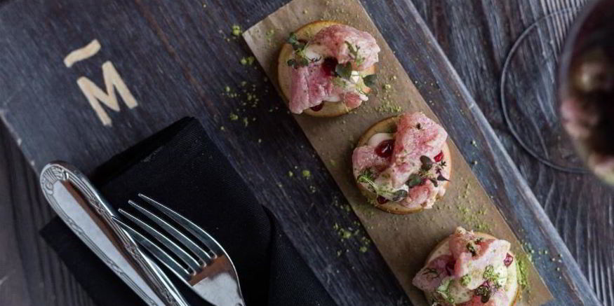 Рецепт пончиков с тунцом, айоли из птицы и брусникой