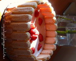 Классическая шарлотка с клубничным муссом