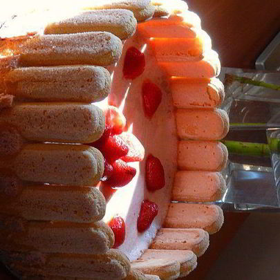 Классическая шарлотка с клубничным муссом