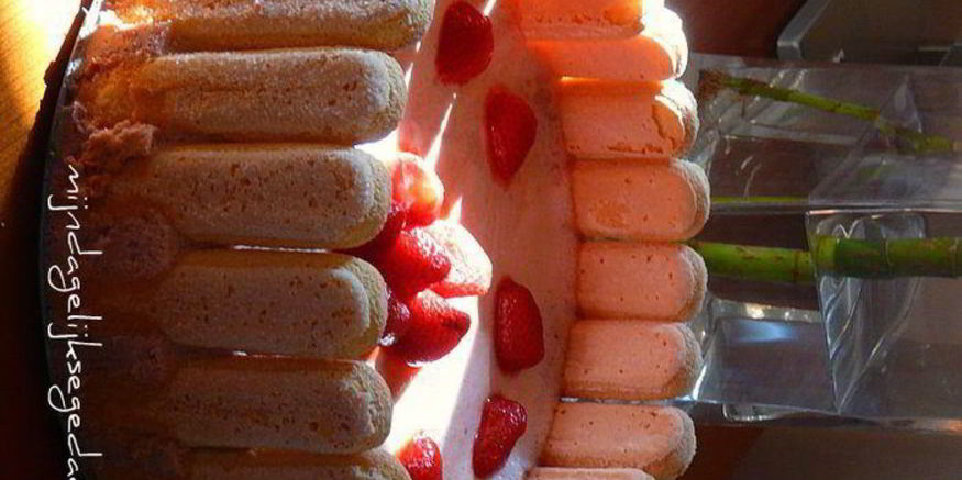 Рецепт классической шарлотки с клубничным муссом