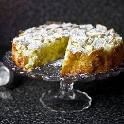 Пышная шарлотка с яблоками