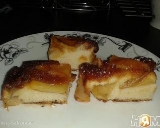 Шарлотка из яблок с карамелью