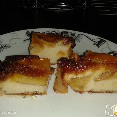 Шарлотка из яблок с карамелью