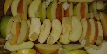 шарлотка из яблок с карамелью