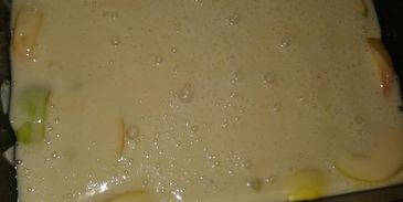 шарлотка из яблок с карамелью