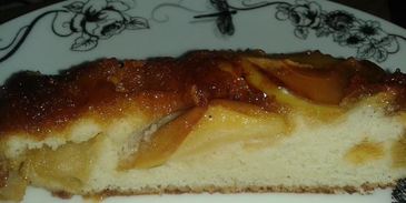 шарлотка из яблок с карамелью